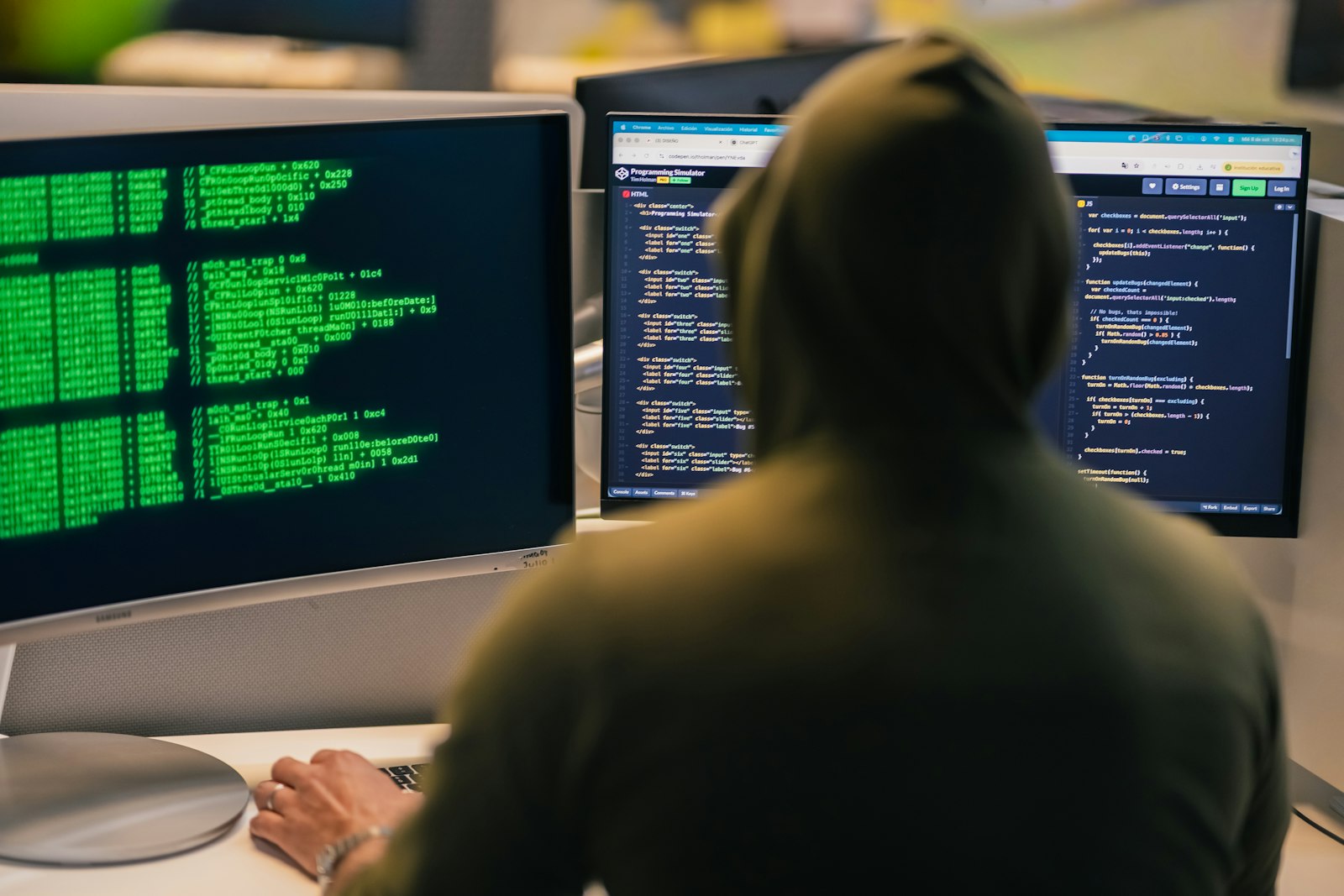Analista de seguridad frente a varias pantallas con código y terminales, monitoreando una red