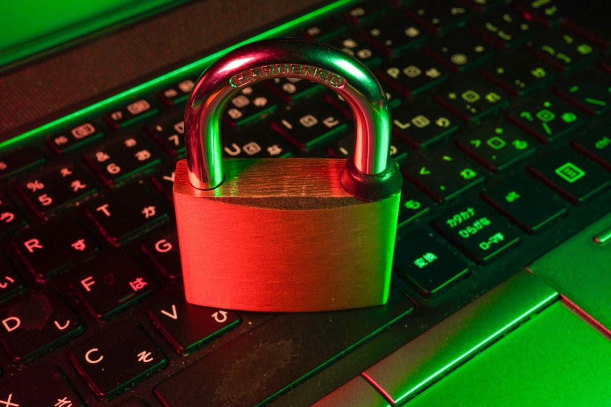 Candado rojo y verde sobre un teclado, simbolizando ciberseguridad
