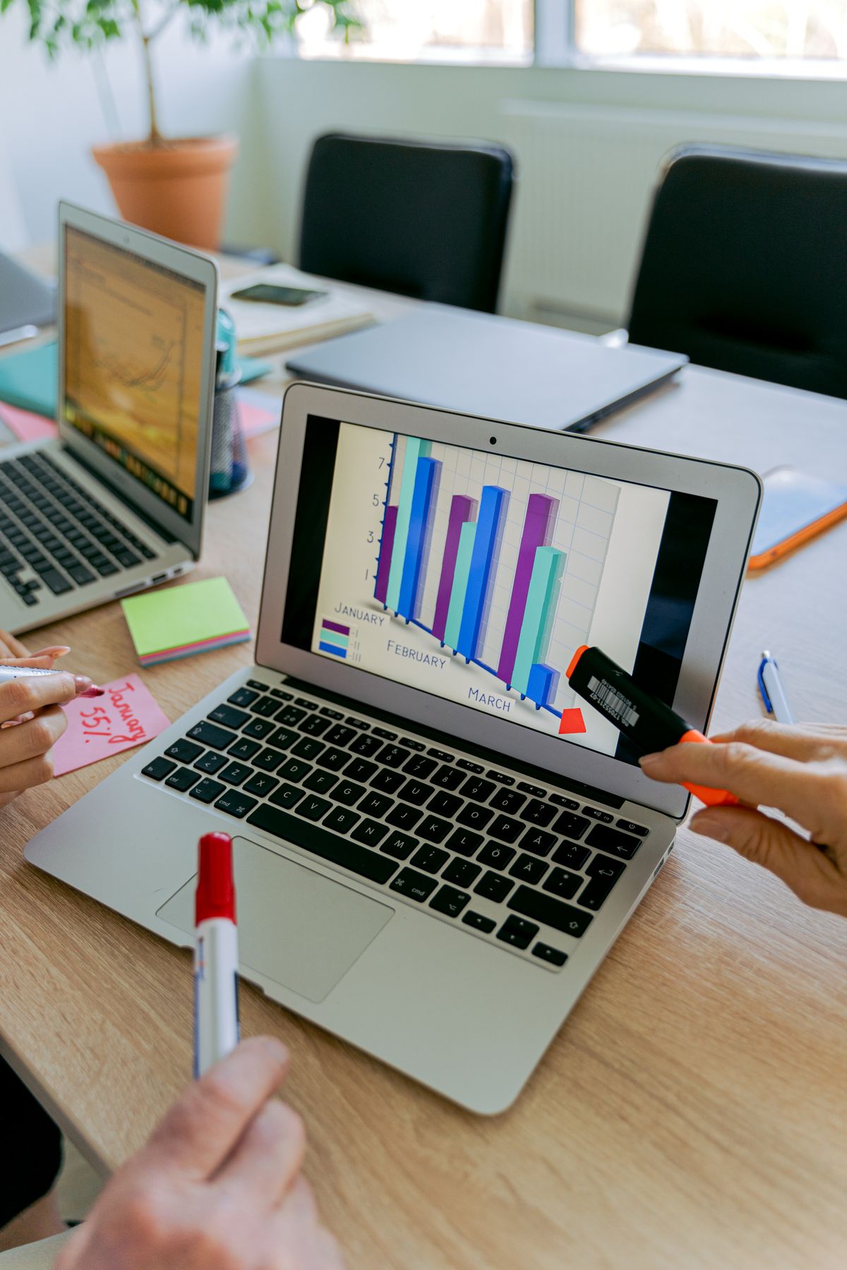 Laptop mostrando un gráfico de análisis de datos