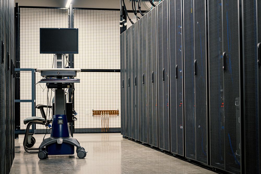 Pasillo de centro de datos con racks de servidores