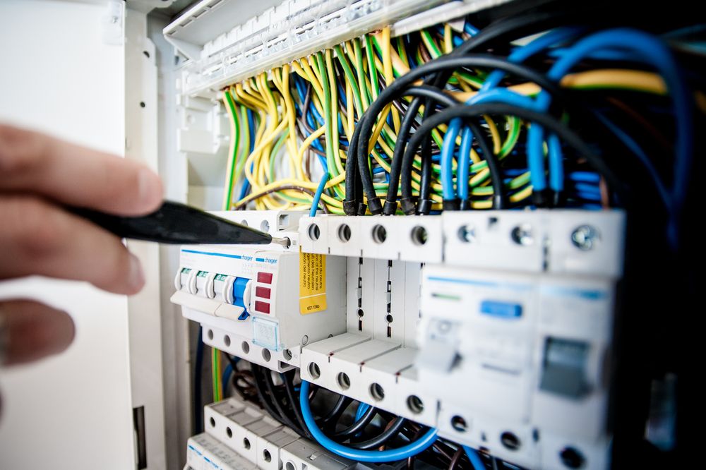Técnico trabajando en tablero eléctrico industrial