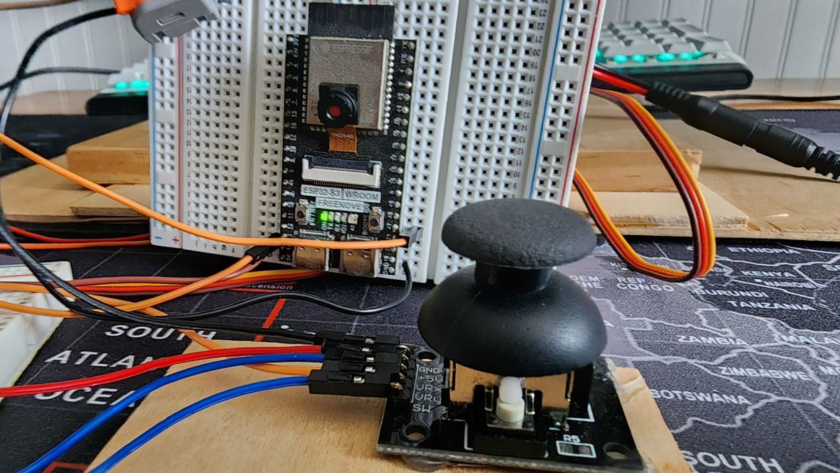 Módulo ESP32-CAM y sensores en protoboard