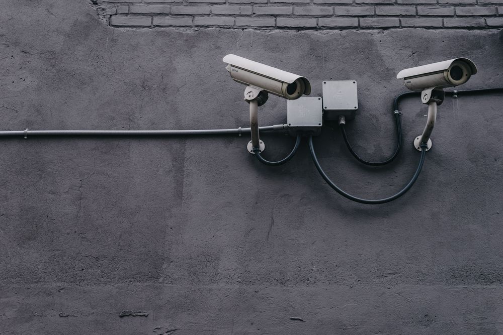 Cámaras de seguridad CCTV montadas en pared